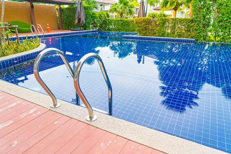Normas de uso y horarios en piscinas comunitarias