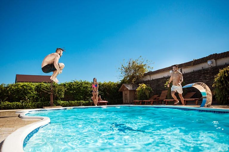 ¿Se puede prohibir el uso de la piscina a un propietario moroso?
