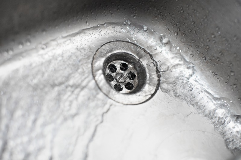 filtración de agua del fregadero